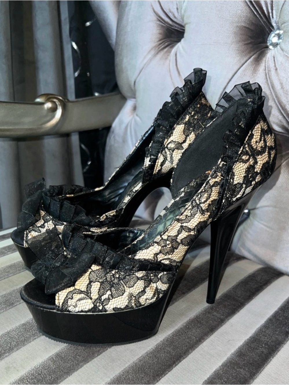 👠 VINTAGE Pleaser Lovers Lane Lace Bow Platform Heels sz 11 🖤 - Picture 1 of 9